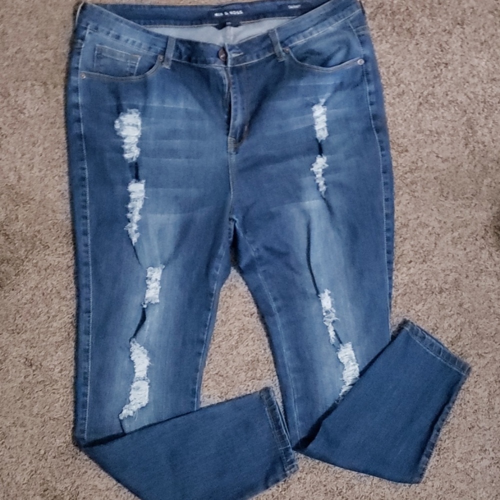 NWOT Distressed skinny jeans